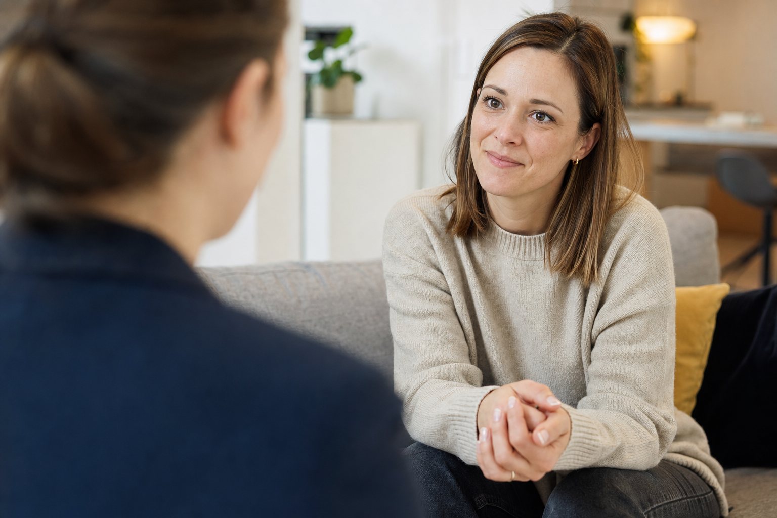 Frau im Beratungsgespräch, aufmerksam und hoffnungsvoll