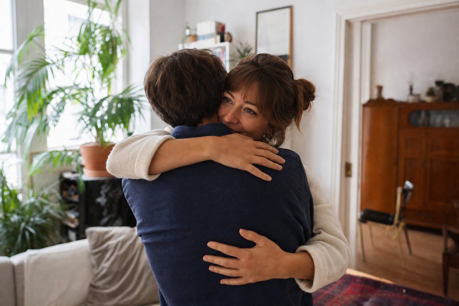 Frau umarmt erleichtert ihren Partner